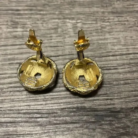 Crown Trifari Gold clip on Earrings/Crown Trifari Gold Swirl Earrings - Picture 6 of 8